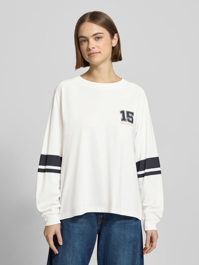 Kobiece modelka nosi Loose Fit bluzka z długim rękawem z czystej bawełny od Marc O'Polo Denim, jednokolorowy, napisy z logo, nadruk z motywem, paski w kontrastowym kolorze, okrągły dekolt, długie rękawy, rękawy zakończone prążkowanym materiałem, front, całkowite ujęcie góry ciała.