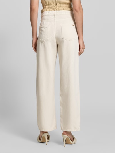 Frauenmodel trägt Baggy Jeans aus Lyocell-Mix mit Leinen-Anteil von Cambio, Optik: Unifarben, Passform: Baggy, 5-Pocket-Design, Denim, hellbeige, Nieten, Logo-Applikation, Materialverarbeitung: Lyocell-Mix, Ganzkörperansicht Rückansicht.