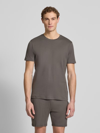 Männermodel trägt Regular Fit T-Shirt mit Rundhalsausschnitt von Christian Berg Men in Unifarbenes-Design aus Reine Baumwolle, Ganzkörperansicht von vorne.