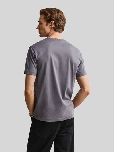 Männermodel trägt Regular Fit T-Shirt aus reiner Baumwolle von GANT in Grau mit glatter Textur, Herren T-Shirt, Ganzkörperansicht Rückansicht.