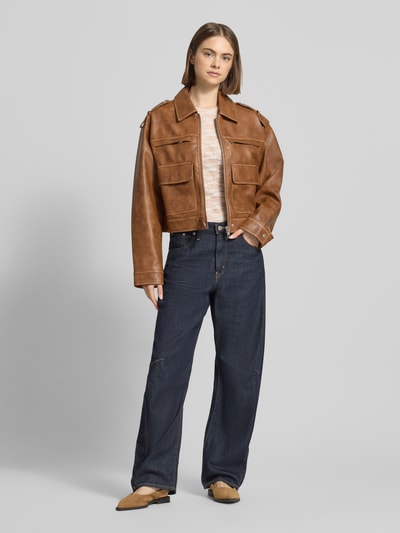 Frauenmodel trägt Damen Jacke in Leder-Optik mit Pattentaschen Modell 'MADISON' von Topshop, braun, Regular-Fit, Ganzkörperansicht von vorne.