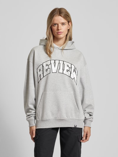 Review Oversized Hoodie mit Label-Print Hellgrau Melange 4