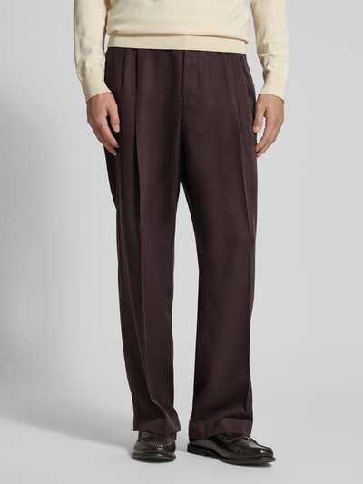 Männermodel trägt Wide Leg Bundfaltenhose aus Lyocell Modell 'C-PAT-BB-DPL-262' von BOSS, unifarben, Nahaufnahme Unterkörper.