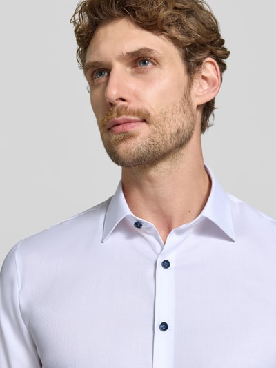 Männermodel trägt wit Super Slim Fit Businesshemd aus katoenmix van OLYMP No. Six, Heren zakelijk overhemd, Nahaufnahme Oberkörper.