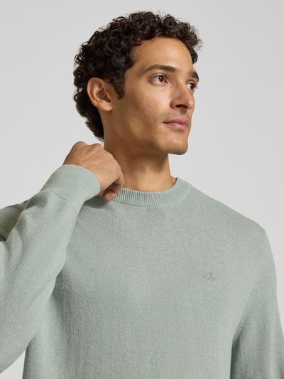 Männermodel trägt Regular Fit Pullover aus Baumwoll-Mix mit Schurwoll-Anteil von Marc O'Polo in Hellgrün, Nahaufnahme Oberkörper. Herren Pullover von Marc O'Polo