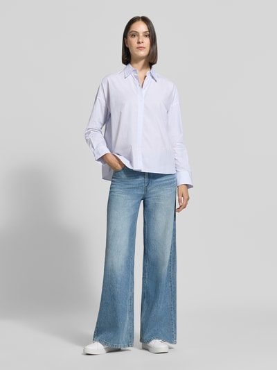 Vrouwenmodel draagt lichtblauwe blouse met lange mouwen van katoen, rechte pasvorm, Regular Fit Langarmbluse aus reiner Baumwolle model 'Expand' van HUGO, Dames Langarmbluse, volledige lichaamsweergave van voren.