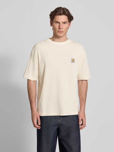 Männermodel trägt Herren T-Shirt mit Strukturmuster Modell 'Nelson' von Carhartt Work In Progress in Creme, Reine Baumwolle, Relaxed-Fit, Label-Detail, Rundhalsausschnitt, Rückenlänge bei Größe M 70 cm, Ganzkörperansicht von vorne.