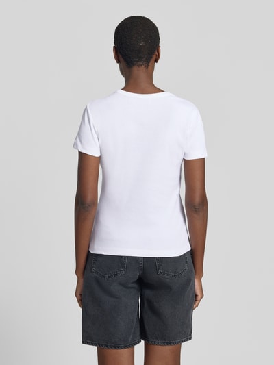 Frauenmodel trägt Slim Fit T-Shirt aus Baumwoll-Mix Modell 'KARDAA' von Armedangels, Optik: Unifarben, Feinripp, Logo-Stitching, Ganzkörperansicht Rückansicht.