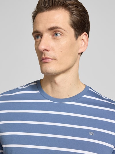 Männermodel trägt Regular Fit T-Shirt Mit Logo-Stitching von Christian Berg Men, blau mit weißen Streifen, Nahaufnahme Oberkörper.