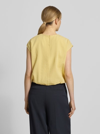 Frauenmodel trägt Bluse mit Rundhalsausschnitt und Kappärmeln von Jake*s Collection in Gelb, strukturierte Oberfläche, Rückansicht, Ganzkörperansicht.