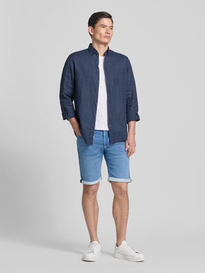 Männermodel trägt Bermudas in Denim-Optik mit Eingrifftaschen von MAC, hellblau, Used-Look, Baumwoll-Elasthan-Mix, Ganzkörperansicht von vorne.