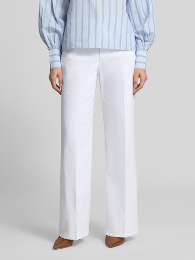Vrouwenmodel draagt Wide Leg Jeans aus Baumwoll-Mix van s.Oliver RED LABEL in wit, high waist, denim textuur, five-pocket, voorkant, detailopname van benen.