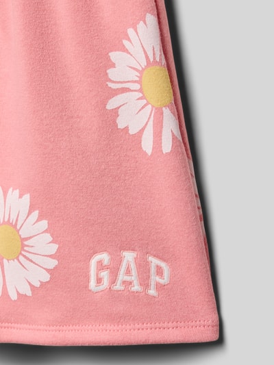 Mädchen trägt Sweatrock mit elastischem Bund und Logo-Stitching von GAP aus Baumwoll-Mix, rosa mit weißen Blumen, Detailaufnahme.