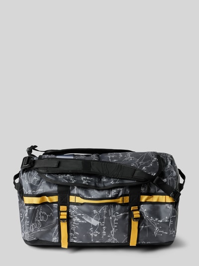 Produktfoto, Weekender mit Logo-Print von The North Face, schwarz-graue Oberfläche mit gelben Akzenten, Reißverschluss, Hauptfach, Reißverschlussfach, verstellbare Schulterriemen, Maße Breite: 50 cm, Länge: 32 cm, Tiefe: 30 cm, Länge Schulterriemen: 92 cm