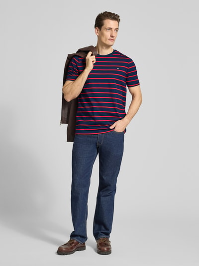 Männermodel trägt Regular Fit T-Shirt Mit Logo-Stitching von Christian Berg Men, rot-blau gestreift aus Baumwolle, Ganzkörperansicht von vorne.