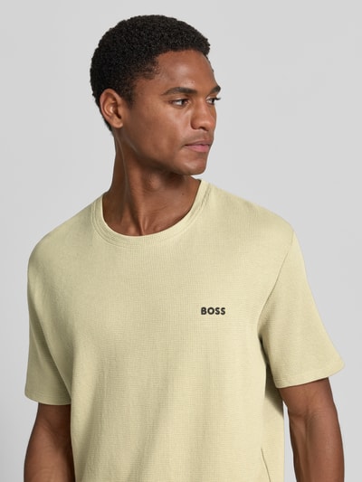 Männermodel trägt Regular Fit T-Shirt aus Baumwoll-Mix von BOSS in Optik: Unifarben, Struktur, Rundhals, Kurzarm, Waffelstruktur, Nahaufnahme Oberkörper.