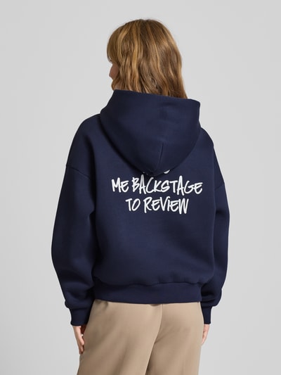 Review Bluza z kapturem o kroju oversized z nadrukiem z logo Granatowy 5