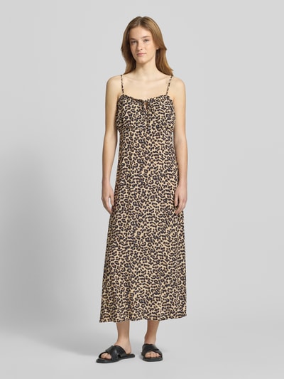 Frauenmodel trägt schmales Freizeitkleid aus reiner Viskose Modell 'NELLY' von Only mit Optik:Allover-Muster, Animal-Print, schmale Passform, Midi-Länge, Henley-Ausschnitt, Spaghettiträgern, Popeline-Materialverarbeitung, Reißverschluss, beige-braunes Muster, glatte Textur, Ganzkörperansicht von vorne.