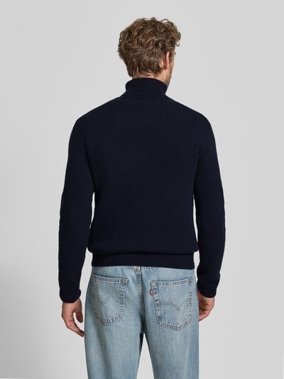 Männermodel trägt Slim Fit Rollkragenpullover aus Woll-Mix Modell 'Karl' von Casual Friday in Dunkelblau, Rückenansicht, Ganzkörperansicht Rückansicht.