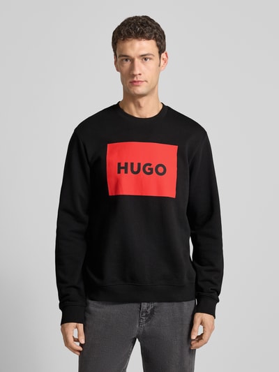 Männermodel trägt Sweatshirt mit Label-Print Modell 'Duragol' von HUGO, Reine Baumwolle, Lockerer-Schnitt, Rundhalsausschnitt, Gerippte-Abschlüsse, Vorderansicht, Nahaufnahme Oberkörper
