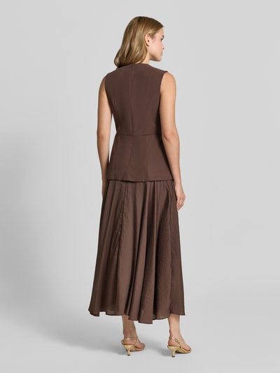Frauenmodel trägt Maxikleid aus Lyocell-Leinen-Mix mit 2-in-1-Look von Jake*s Collection in Braun, glatte Textur, Ganzkörperansicht Rückansicht.