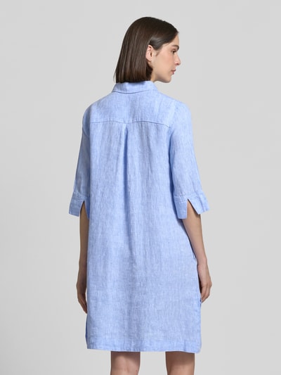 Frauenmodel trägt Knielanges Hemdblusenkleid aus Leinen mit 3/4-Arm von Christian Berg Woman in Hellblau, A-Linie, Rückansicht, Rückenlänge bei Größe 36: 96 cm, Brustweite: 54 cm, Ärmellänge: 41 cm, strukturierte Leinen-Textur. Ganzkörperansicht Rückansicht