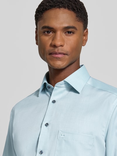 Männermodel trägt Modern Fit Businesshemd aus reiner Baumwolle von OLYMP in Hellblau, glatte Textur, Nahaufnahme Oberkörper, Herren Businesshemd von OLYMP