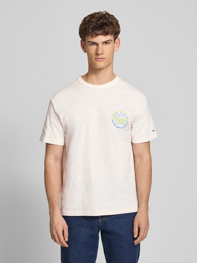 Männermodel trägt Relaxed Fit T-Shirt aus reiner Baumwolle von Tommy Jeans, Optik: Unifarben, Passform: Relaxed-Fit, Label-Print, Rundhals, Ärmelform: Kurzarm, Materialverarbeitung: Jersey, Material: Reine Baumwolle, Ganzkörperansicht von vorne.