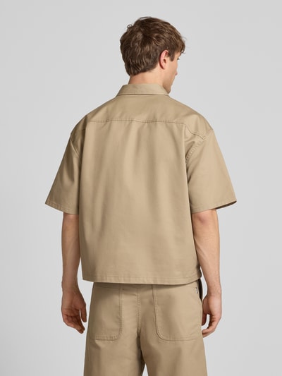 Männermodel trägt Relaxed Fit Freizeithemd mit Brusttasche von REVIEW in Beige, Material-Mix mit Baumwoll-Anteil, Ganzkörperansicht Rückansicht. Rückenlänge bei Größe M: 67 cm, Schulterbreite: 57 cm, Ärmellänge: 27 cm, Kentkragen, Knopfleiste, 1/2-Arm.