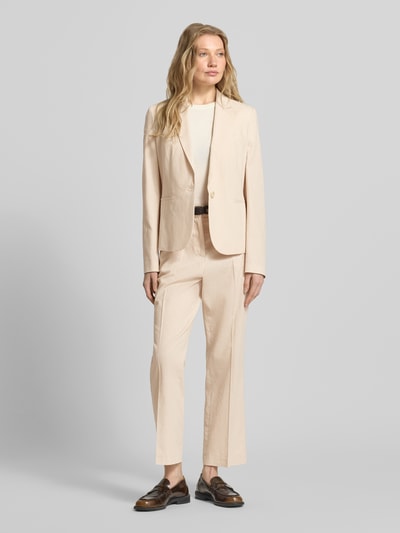 Vrouwenmodel draagt Straight Fit Stoffhose aus Leinen-Mix van Christian Berg Woman Selection, elastische lichte stof, biesplooien, achterzak, haak- en ritssluiting, beige kleur, rechte pijpen, volledige lichaamsweergave van voren.