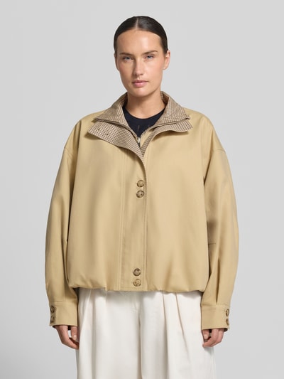 Vrouwenmodel draagt Relaxed Fit Jacke met Lyocell-Anteil van Rich & Royal in zandkleur, mix van katoen en lyocell, opstaande kraag, ritssluiting, afdekstrip, borstwijdte 67 cm, ruglengte 58 cm, schouderbreedte 60 cm, mouwlengte 54 cm, ganzekörperaanzicht van voren.
