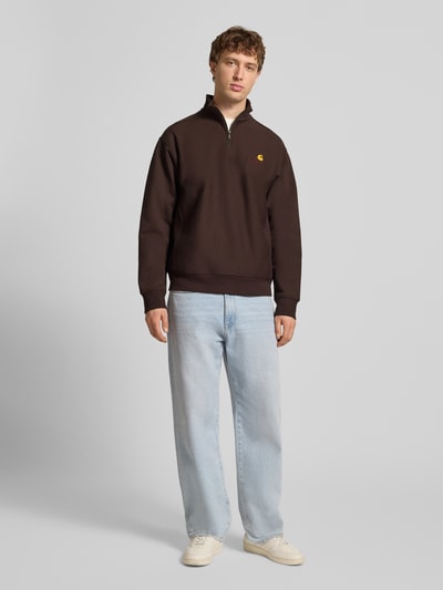 Männermodel trägt Sweatshirt mit Label-Stitching von Carhartt Work In Progress, Baumwoll-Mix, lockerer Schnitt, Ganzkörperansicht von vorne.
