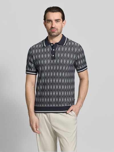 Männermodel trägt Regular Fit Poloshirt im Allover-Look von Jack & Jones Premium in Dunkelblau und Weiß, Reine Baumwolle, Polokragen, Knopfleiste, Rückenlänge bei Größe M 69 cm, Ganzkörperansicht von vorne.