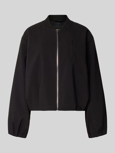 Produktfoto, schwarzer Blouson mit Stehkragen Modell 'Necily' von Someday, elastischer Material-Mix mit Viskose-Anteil, Reißverschluss und Napoleontasche, weite Passform, glatte Textur, klare Linien und schlichte Form.