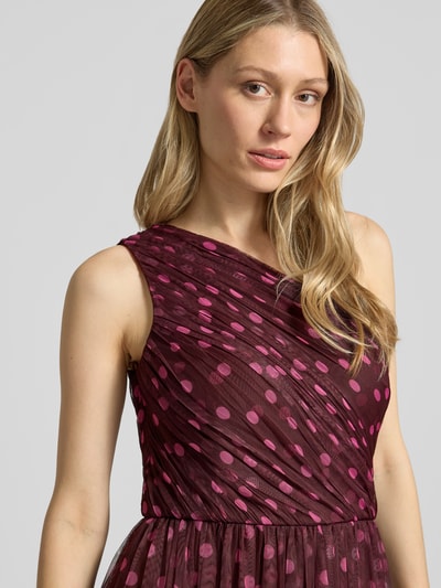 Frauenmodel trägt Maxikleid im One-Shoulder-Look von LACE & BEADS aus Mesh mit A-Linie und Drapierungen, Nahaufnahme Oberkörper.