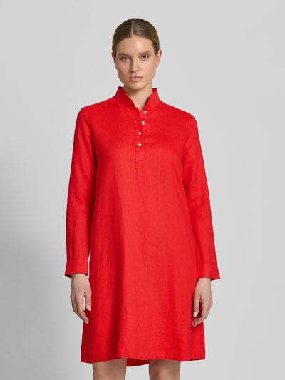 Vrouwenmodel draagt Leinenkleid mit Stehkragen und kurzer Knopfleiste van Christian Berg Woman in rood linnen, rechte fit, knielang, lange mouw met vaste omslag, korte kraag, voorkant bovenlichaam close-up.