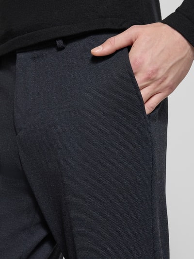 Männermodel trägt Slim Fit Anzughose mit Viskose-Anteil Modell 'P-GENIUS-JCWWGPK261F' von BOSS, Melange-Optik, Nahaufnahme Oberkörper