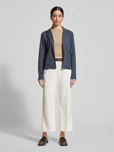 Frauenmodel trägt Sweatblazer mit Taschen und Revers von Christian Berg Woman, Material-Mix mit Modal-Anteil, Regular-Fit, Reverskragen, Knopfverschluss, Ganzkörperansicht von vorne.