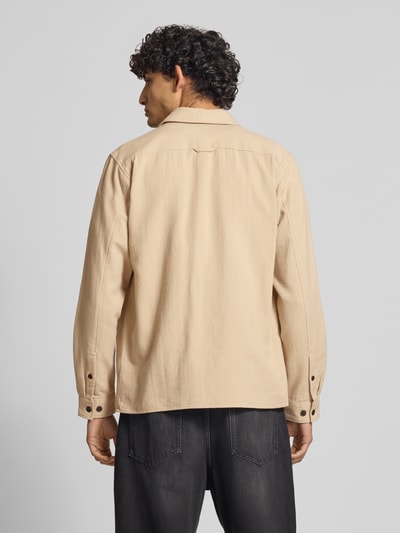 Männermodel trägt Regular Fit Freizeithemd aus reiner Baumwolle von Marc O'Polo Denim, Optik: Unifarben, Struktur, Rückenpasse, Ganzkörperansicht Rückansicht.
