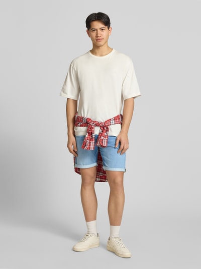 Männermodel trägt Regular Fit Jeansshorts mit Umschlag Modell 'RICK' von Jack & Jones im Used-Look, Baumwoll-Mix, Ganzkörperansicht von vorne.