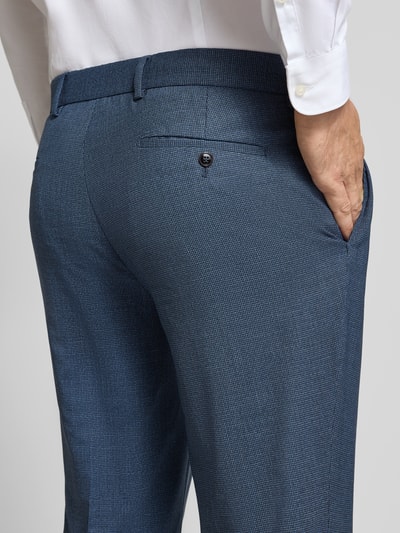 Männermodel trägt Anzughose mit Persplooien en paspelzak achter Model 'Charlie' van CG – CLUB of GENTS, regular fit, detailopname