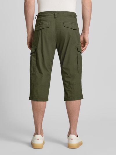 Männermodel trägt Relaxed Fit Cargoshorts aus Baumwoll-Mix von s.Oliver BLACK LABEL, Optik: Unifarben, Ganzkörperansicht Rückansicht.