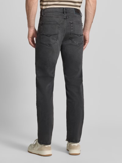 Männermodel trägt Comfort Fit Jeans mit Eingrifftaschen von Christian Berg Men, dunkler Baumwoll-Mix, Detailnähte, Ganzkörperansicht Rückansicht. Kontext: Herren Jeans mit Stretch-Anteil, Knopf- und Reißverschluss, Bundweite 42 cm, Innenbeinlänge 79 cm.