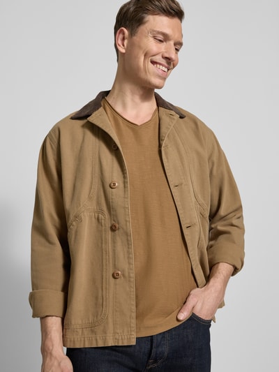 Männermodel trägt T-Shirt mit geripptem Rundhalsausschnitt von MCNEAL in Regular-Fit, Rückenlänge 65 cm, Größe M, Ganzkörperansicht von vorne.