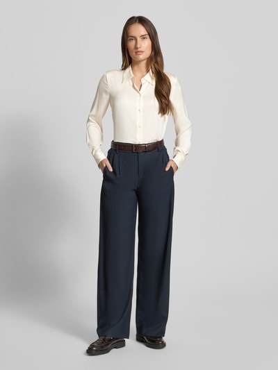Frauenmodel trägt Regular Fit Langarmbluse aus Seiden-Mix Modell 'BONYA' von BOSS, Optik: Unifarben, Hemdblusenkragen, Ganzkörperansicht von vorne.