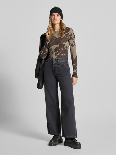 Modelka kobieca nosi Longsleeve mit geripptem Rundhalsausschnitt od G-Star Raw, wzór moro, dopasowany krój, bawełna, widok całej sylwetki z przodu.