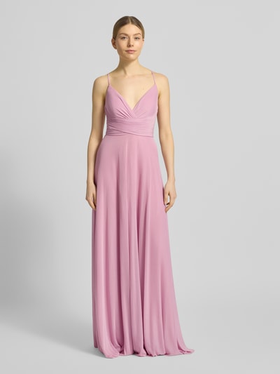 Vrouwenmodel draagt avondjurk met rückseitig überkreuzten spaghettibandjes van Jake*s Cocktail, chiffon, a-lijn, maxi-jurk, v-hals, plooien, vetersluiting, haakjes- en ritssluiting, ruglengte maat 36: 126 cm, borstwijdte maat 36: 38 cm, geheel vooraanzicht