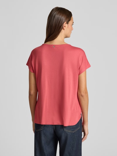 Vrouwenmodel draagt Regular Fit T-shirt uit modal-mix van Tom Tailor in effen roze, gladde textuur, dames T-shirt, volledige achteraanzicht