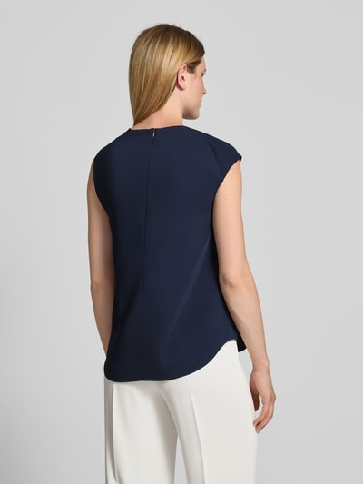 Vrouwenmodel draagt donkerblauwe blouse met korte mouwen van viscosemix, Regular Fit Kurzarmbluse aus Viskose-Mix Modell 'BANNEA' van BOSS, dames, Ganzkörperansicht Rückansicht.