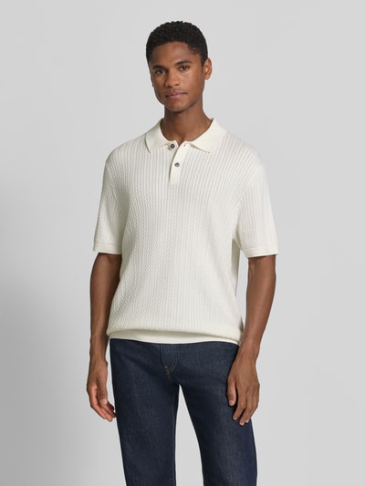 Mężczyzna model nosi Regular Fit Poloshirt mit Strukturmuster von Christian Berg Men, kolor ecru, krótki rękaw, kołnierzyk polo, przód, zdjęcie całopostaciowe.